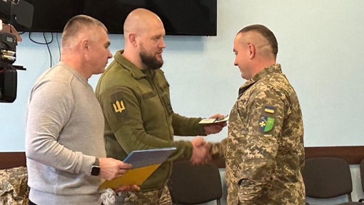 Генерал Залужний відзначив офіцера Сергія Федорця нагрудним знаком "Срібний Хрест"