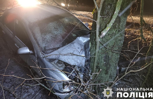 У Полтавській області сталася смертельна ДТП: легковик врізався у дерево