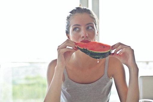 Неправильне харчування у спеку може викликати невідворотні порушення в організмі та призвести до тяжких захворювань