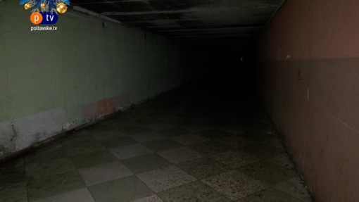 З фекаліями на підлозі та без світла: у полтавському переході люди ходять з ліхтариками