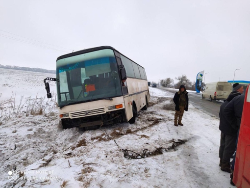 На Полтавщині рятувальникам довелося буксирувати сім машин та автобус