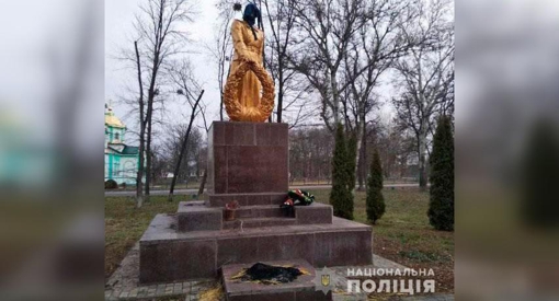 Багаття біля пам’ятника на Полтавщині розпалювали неповнолітні