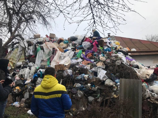 Комунальники вивозять сміття з подвір’я будинку на Небесної Сотні. ВІДЕО