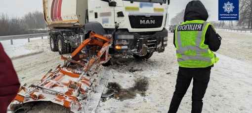У Полтаві снігоприбиральна машина зіткнулася з легковиком