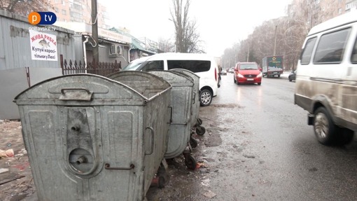 У деяких районах міста сміттєві баки стоять на проїжджій частині