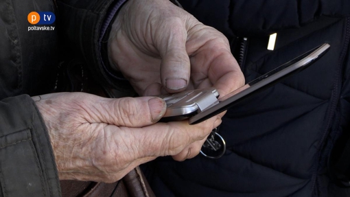 Як вакцинованим пенсіонерам отримати смартфон від держави
