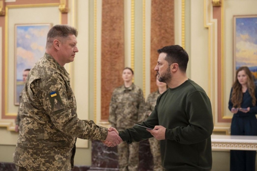 Президент вчергове вручив сертифікати на житло Героям України та членам родин полеглих воїнів