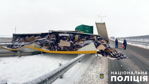 Під Полтавою перекинулася вантажівка: рух на трасі Київ-Харків ускладнений