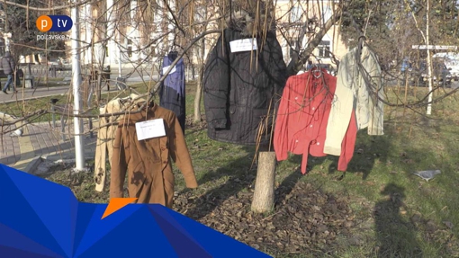 Полтавські волонтери розвішують теплий одяг для нужденних на деревах