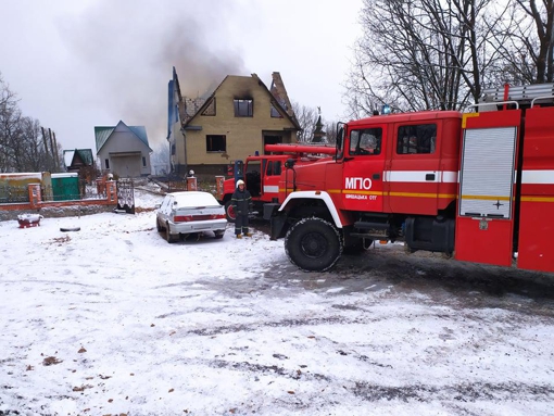 На Полтавщині, через пожежу в автомобілі, згорів будинок