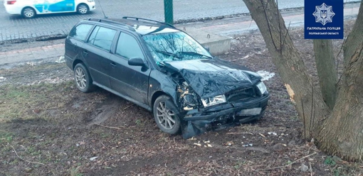 У Полтаві, у результаті ДТП,  автомобіль вʼїхав у дерево