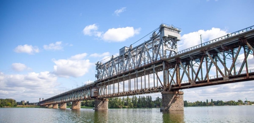 На Полтавщині шукають людину, яка стрибнула з мосту в Дніпро