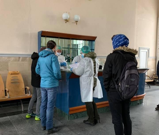 Серед пасажирів потяга із Західної України, що прибули в Полтаву, виявили інфікованих коронавірусом. ВІДЕО