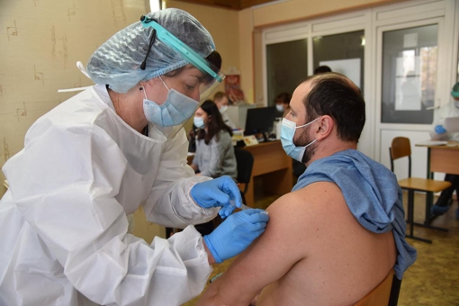 В одному із навчальних закладів Полтави вакцинують працівників