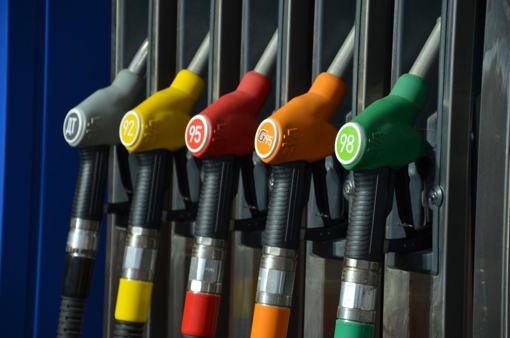 В Україні призупиняють регулювання цін на паливо