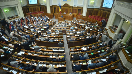 Верховна Рада запровадила в Україні надзвичайний стан