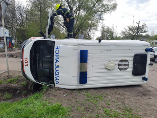 На Полтавщині іномарка зіткнулася зі "швидкою", обидві автівки перекинулися. ФОТО