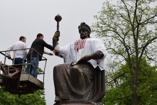 Пам'ятник Івану Мазепі у Полтаві одягли у вишиванку