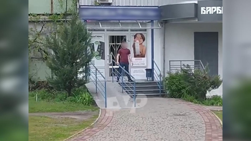У Полтаві чоловік пошкодив двері аптеки: поліціянти розслідують факт хуліганства