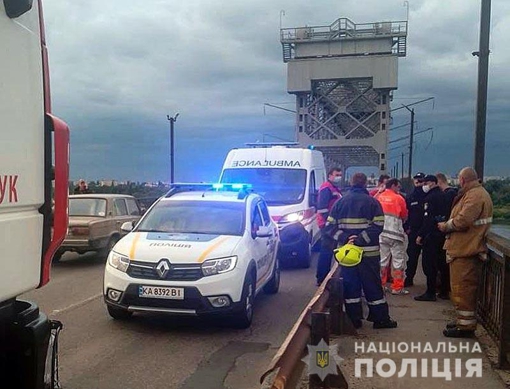 Поліціянти врятували чоловіка, який намагався стрибнути з мосту на Полтавщині