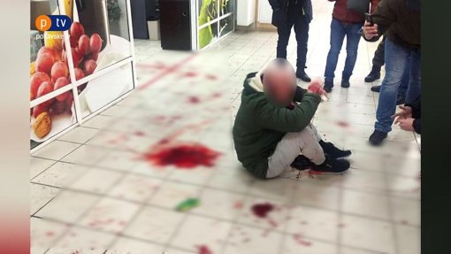 У торговельному центрі чоловік поранив відвідувачів ножем, одна людина загинула