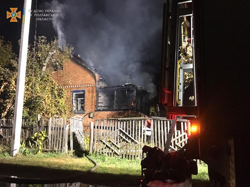 На Полтавщині під час пожежі у будинку двоє людей отруїлися продуктами горіння