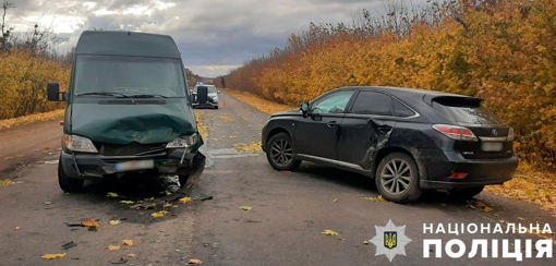 На Полтавщині зіткнулися автобус та кросовер: двоє людей поранені