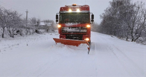 Снігопад на Полтавщині: 130 одиниць техніки чистять дороги та обробляють від ожеледі