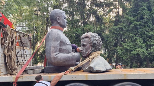 У Полтаві демонтували пам'ятники Пушкіну та Ватутіну. ФОТО. ВІДЕО
