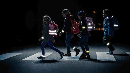 Пішоходів зобовʼязали використовувати світловідбивні елементи в темну пору доби – зміни до ПДР