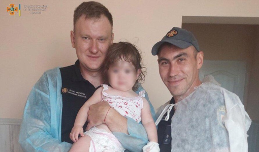 На Полтавщині рятувальники дістали з каналізаційного колектора однорічну дитину: відомо про стан дитини