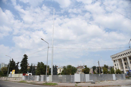 У Полтаві встановили 50-метровий флагшток