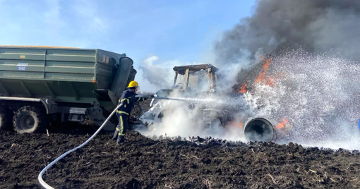 У Полтавській області повністю згорів трактор