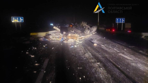 На Полтавщині перевернулася вантажівка з рибою: водій отримав поранення