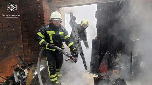 На Полтавщині сталася пожежа: вогонь знищив 100 кв. м покрівлі та побутову техніку. ВІДЕО