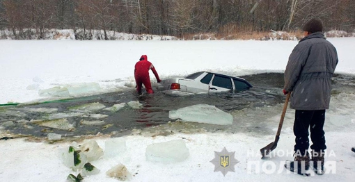 На Полтавщині автомобіль провалився під кригу на річці. ФОТО