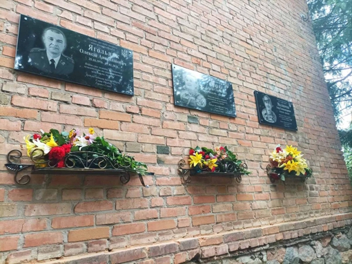 На фасаді ліцею на Полтавщині встановили меморіальні дошки трьом загиблим героям