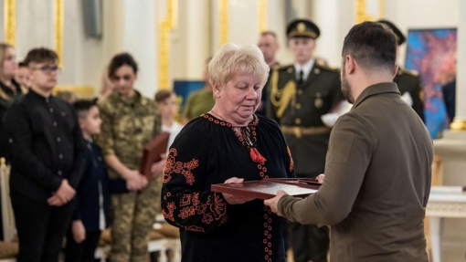 Президент України передав матері загиблого воїна Максима Кагала орден "Золота Зірка"