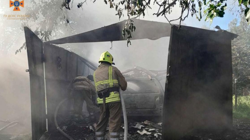 У Кременчуцькому районі в гаражі згорів автомобіль: одна людина отримала поранення