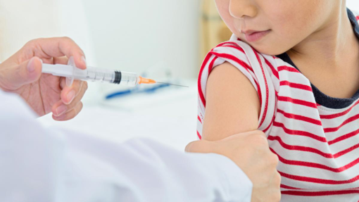 В Україні планують дозволити вакцинувати від коронавірусу дітей старше п'яти років