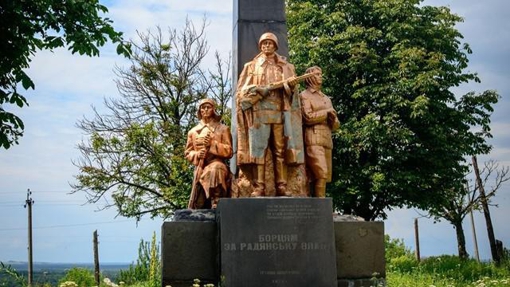 У Полтавській області  демонтували пам'ятник "борцям за радянську владу"