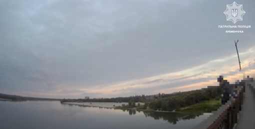 У Полтавській області врятували чоловіка, який хотів стрибнути з мосту. ВІДЕО