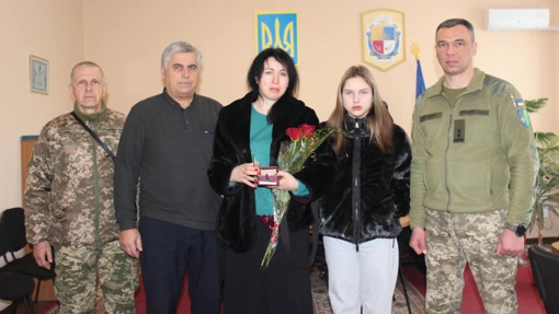 На Полтавщині сестрі полеглого героя Станіслава Кратнова вручили його медаль