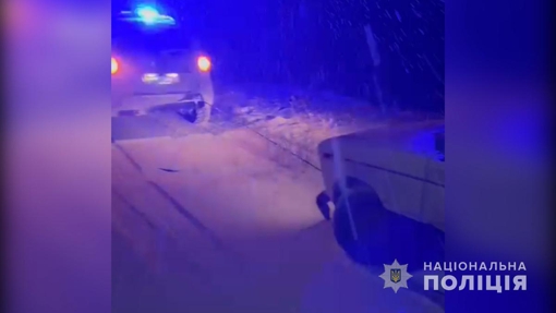 На Полтавщині поліціянти допомогли захиснику, в якого зламався автомобіль: ВІДЕО
