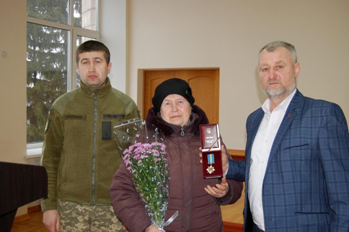 У Полтавській області матері полеглого воїна Володимира Жолобецького передали його нагороду