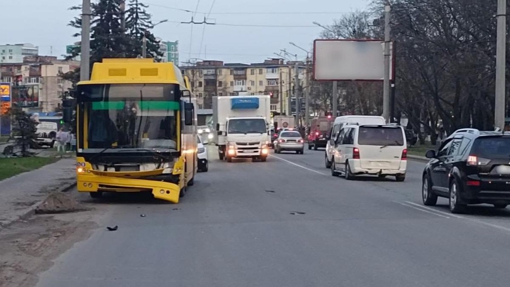 У Полтаві зіткнулися тролейбус та позашляховик: подробиці