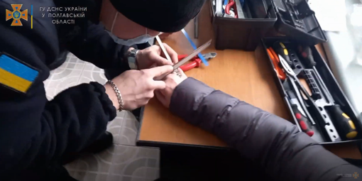 На Полтавщині рятувальники зрізали каблучку з пальця жінки (ВІДЕО)