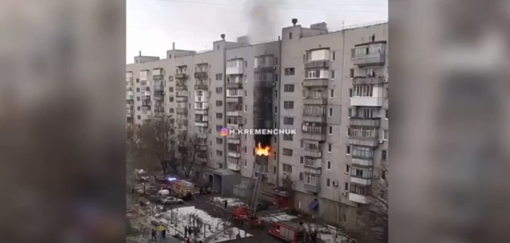 У Кременчуці горить захаращена сміттям квартира в багатоповерхівці. ВІДЕО