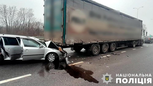 На Полтавщині легковик врізався у причеп вантажівки: постраждала 58-річна пасажирка легковика