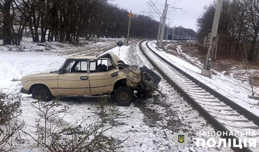 У Полтавській області поїзд врізався в легковик